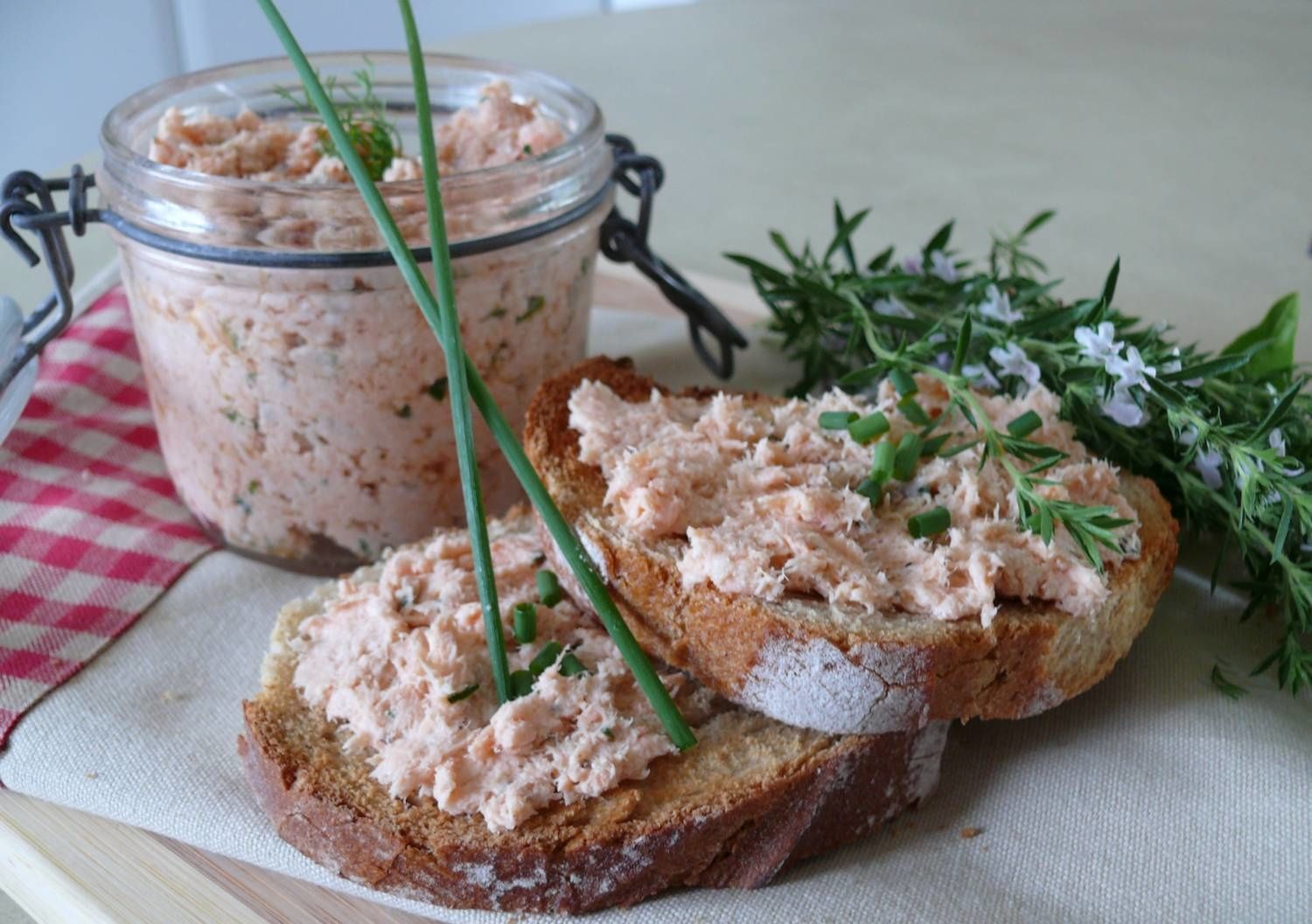 http://a6.idata.over-blog.com/2/61/31/50/cuisine/tn_rillettes-saumon---audi-001.jpg