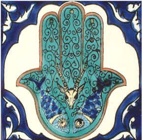 La khamsa est essentiellement répandue dans le monde arabe et se voit vendue sous différentes formes, en particulier en Algérie, en Égypte, au Maroc et en
